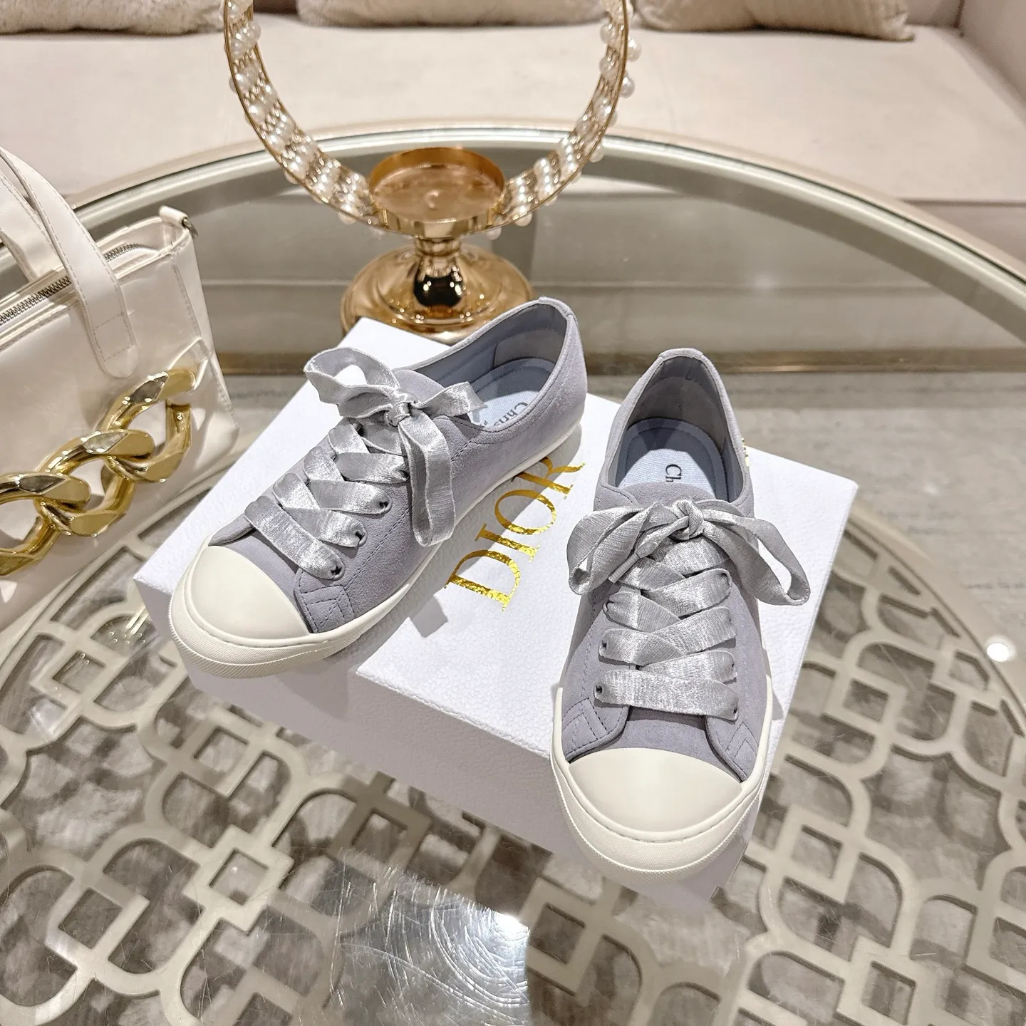 👟👟Ex-factory price 520👟👟 DIOR Dior's 2025 latest lucky satin casual shoes thin-soled shoes. Many celebrity Internet celebrities planted Chanristian Dior logo buckles. The designer really understands the needs of girls in summer. This new product Lucky thin-soled shoes are as cute as her name. The thin sole + shallow mouth design makes the whole pair of shoes very light and easy to wear. Fabric: Satin with wide satin laces of the same color. They are so beautiful that they are speechless in the sun. The soft shoe body looks like stepping on clouds with socks and culottes. It is windy and lazy when walking. It gives you the "effortless" elegance when you take a shot. Outsole: Original molded TPU outsole Size: 35-41 (41 is custom-made and cannot be returned or exchanged)